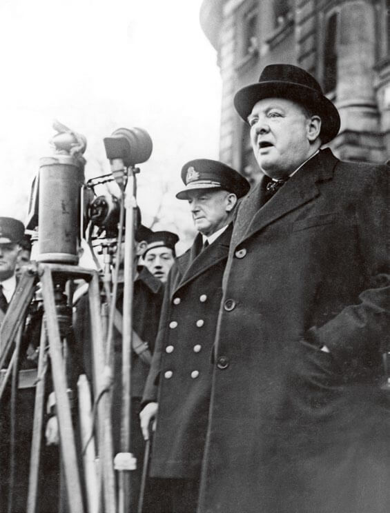 Winston Churchill durante un discurso a las tropas en 1940