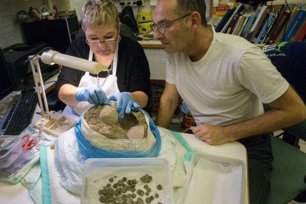 El desmontaje y la limpieza del tesoro de monedas descubierto en Huqoq fueron realizados por Mimi Lavie en su laboratorio del Instituto de Arqueología de la Universidad Hebrea, en colaboración con el Dr. Robert Kool