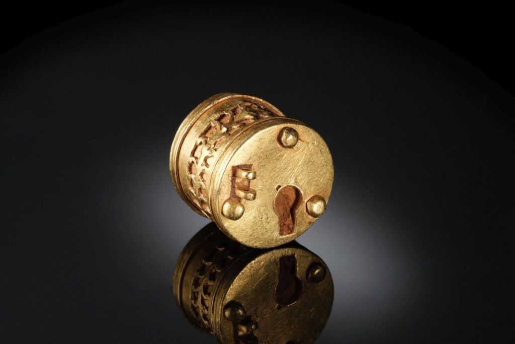 El diminuto candado, elaborado con gran precisión en oro y hierro, mide apenas 1,1 cm x 1,2 cm y debió haber sido creado por un artesano altamente especializado en la época romano-provincial