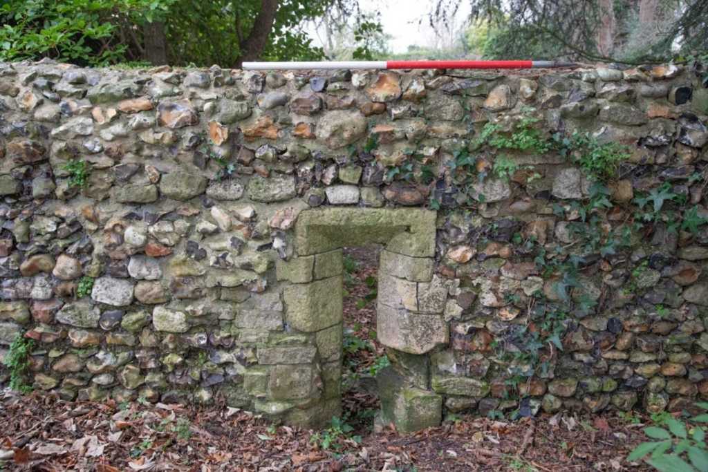 Restos arqueológicos en el jardín de Bosham, recientemente identificados como una estructura medieval tras investigaciones exhaustivas