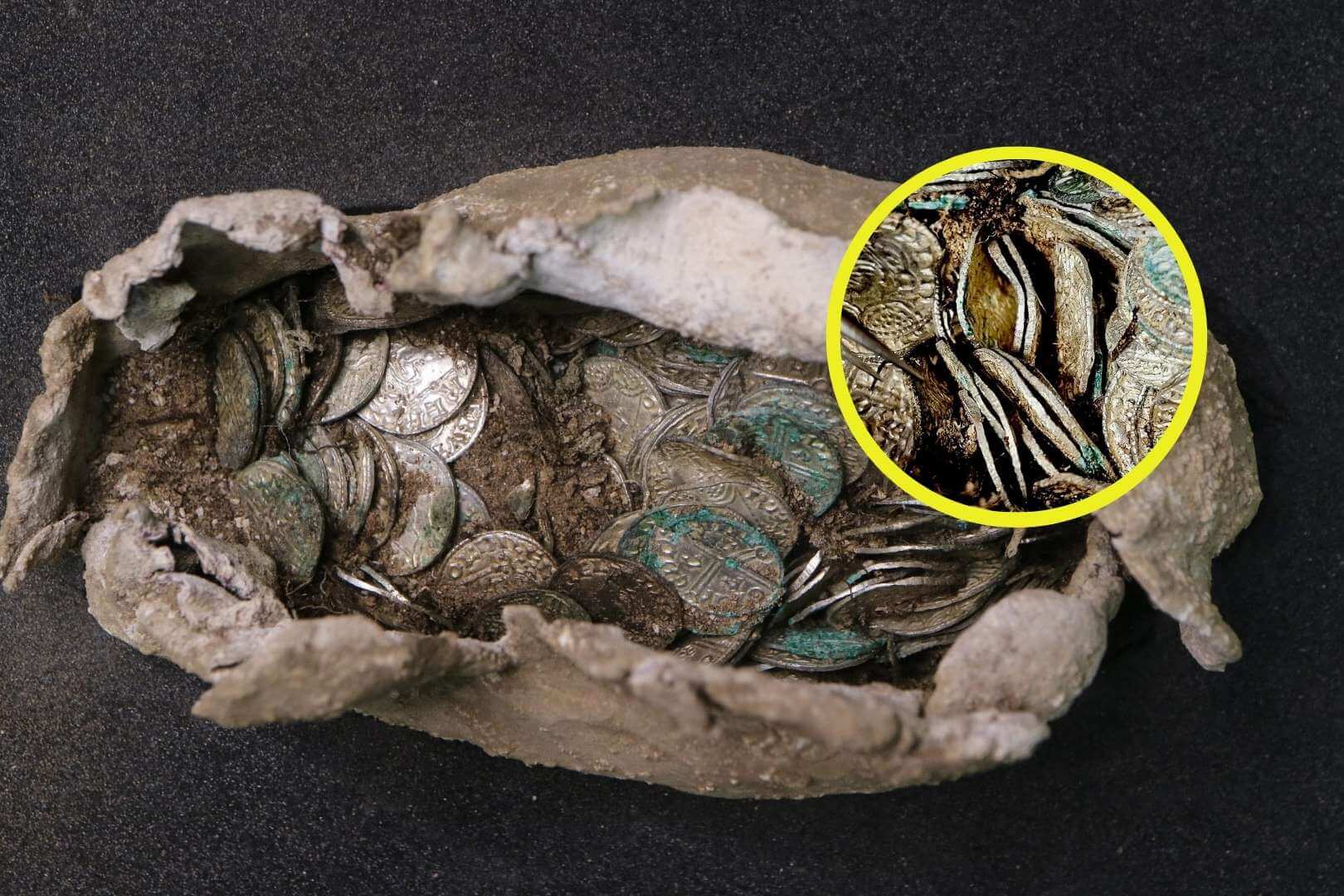 Los arqueólogos descubrieron las monedas cuidadosamente envueltas en un paquete de tela y plomo