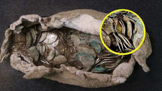 Los arqueólogos descubrieron las monedas cuidadosamente envueltas en un paquete de tela y plomo