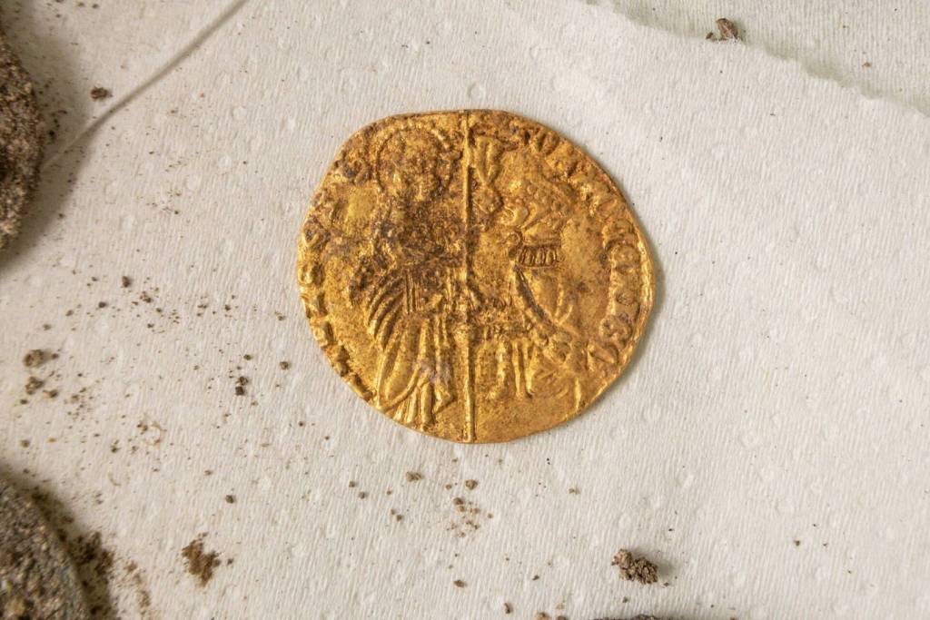 Durante una de las excavaciones realizadas en la sinagoga de Huqoq, en el norte de Israel, los arqueólogos descubrieron un valioso tesoro de monedas medievales
