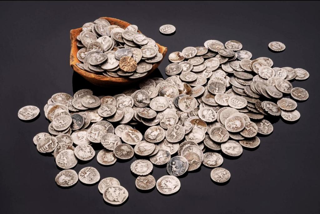 El tesoro de monedas fue enterrado aproximadamente en el año 55 d.C., durante el gobierno del emperador Nerón