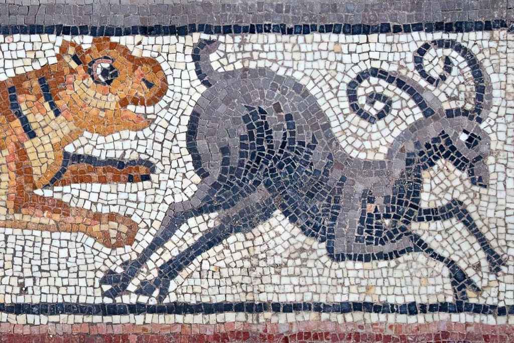 En una de las últimas excavaciones en la sinagoga de Huqoq, en el norte de Israel, los arqueólogos desenterraron un fragmento de un mosaico que representa a un tigre persiguiendo a un íbice
