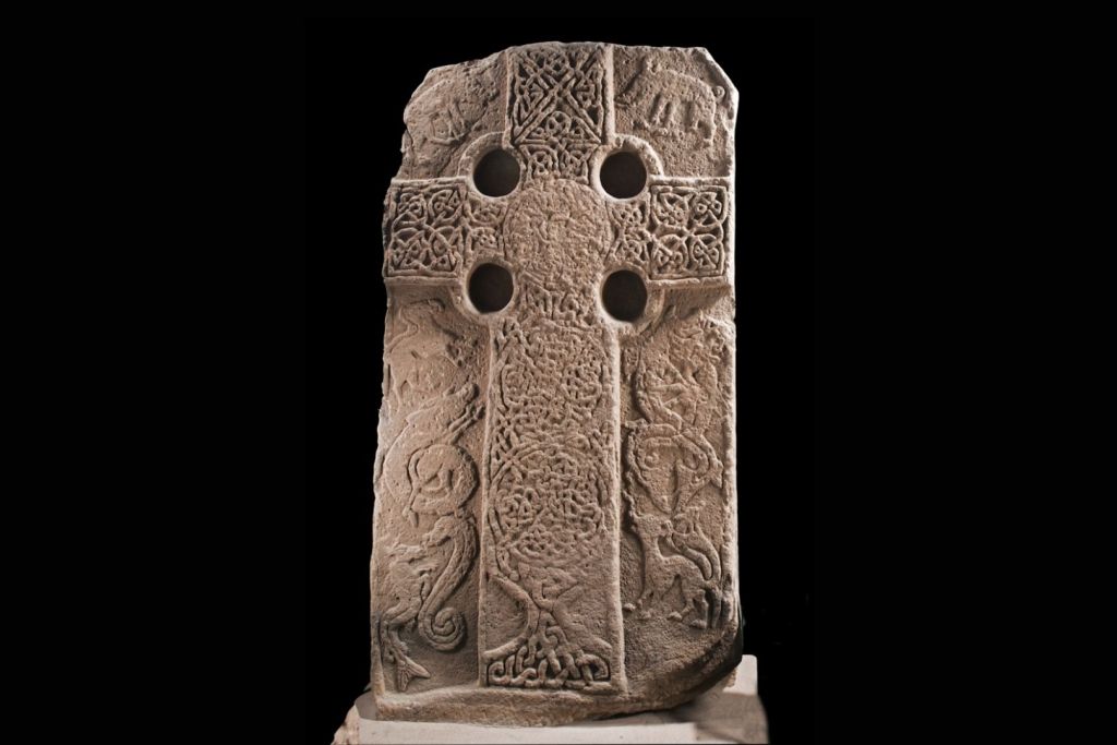 El legado más destacado de los pictos se encuentra en sus misteriosas piedras talladas, consideradas uno de los símbolos más representativos de la Escocia de la Alta Edad Media