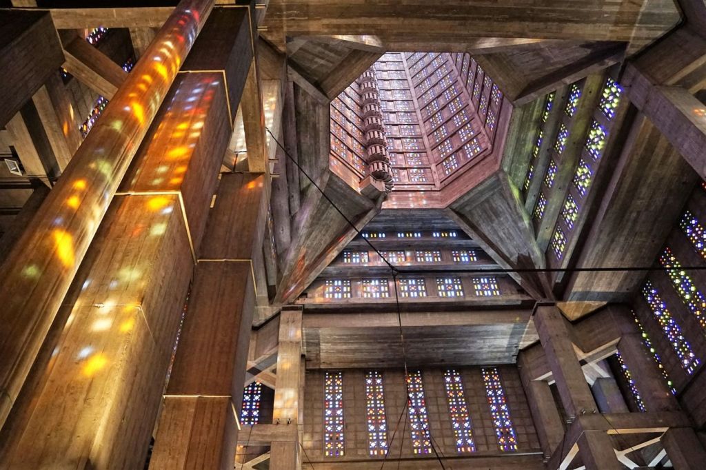 Interior brutalista de la iglesia de San José en El Havre con paredes de cemento a vista