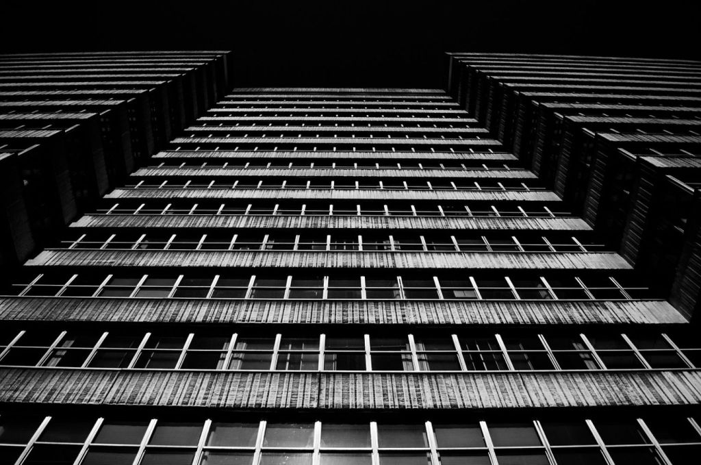 Fachada brutallista en blanco y negro