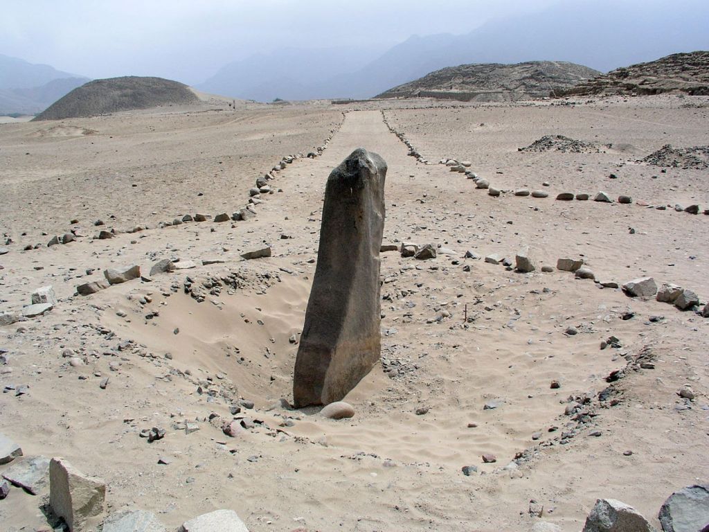 Imagen de una huanca en el paisaje de Caral, Perú