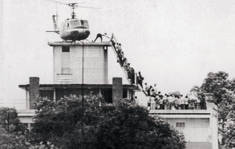 Americanos subiendo a un avión en Saigón