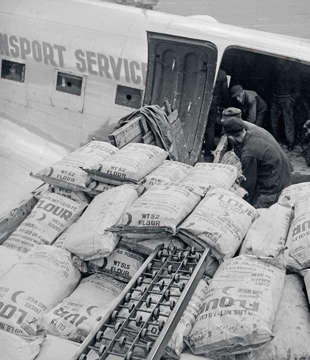 Descarga de sacos de harina en el aeropuerto de Tempelhof, 1948