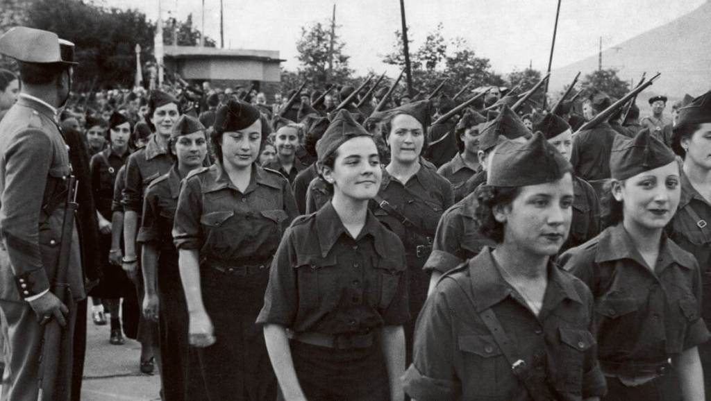 Desfile de mujeres de la Falange en Irún