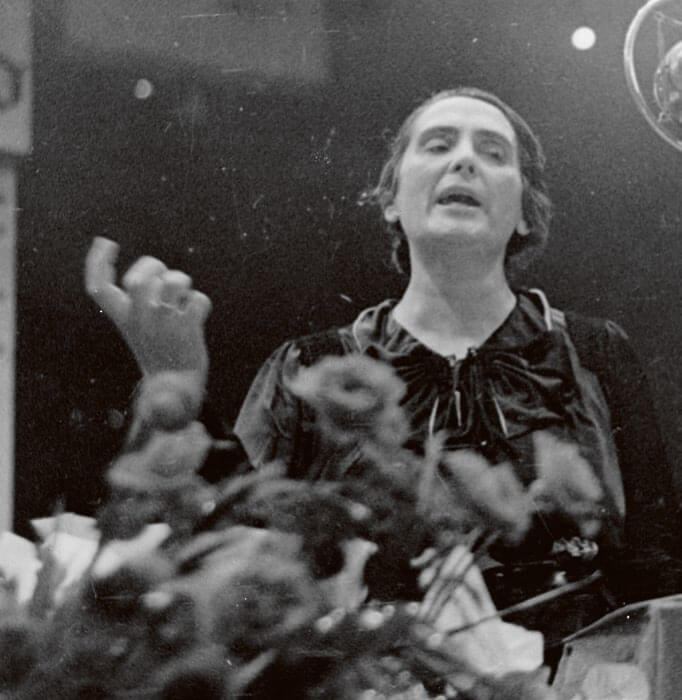 La Pasionaria en un mitin en Francia en 1936