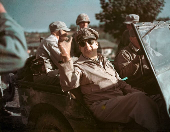 MacArthur saludando desde un jeep