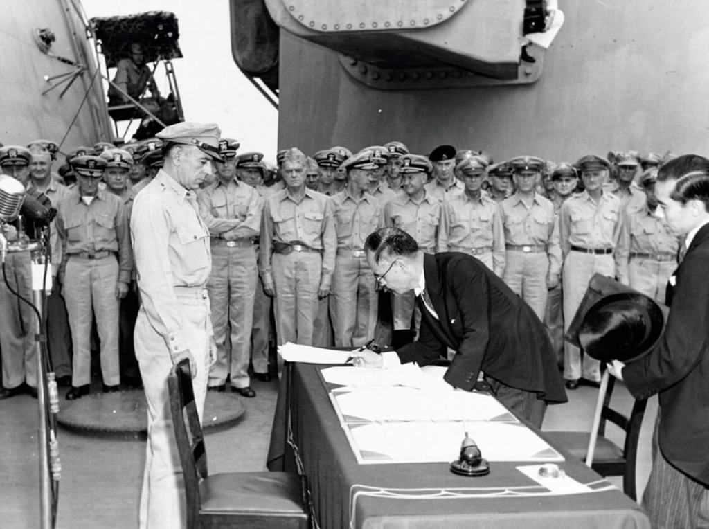 Mamoru Shigemitsu firmando la rendición de Japón en septiembre de 1945