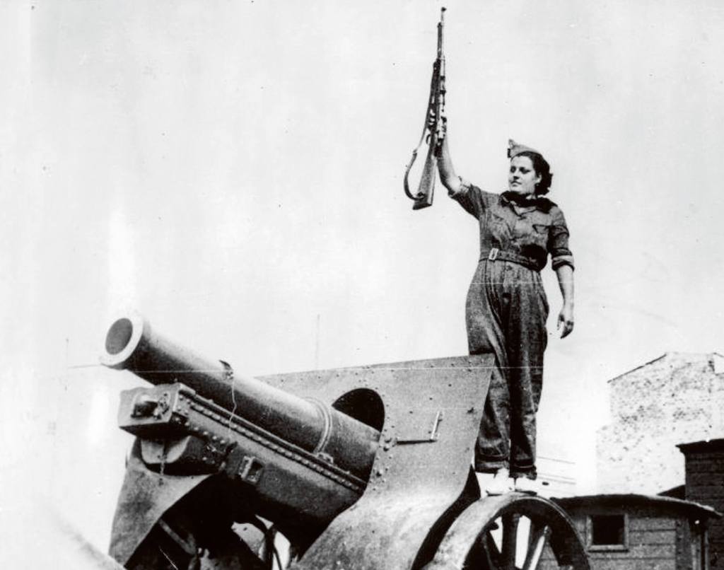 Miliciana republicana sobre un cañón en 1936