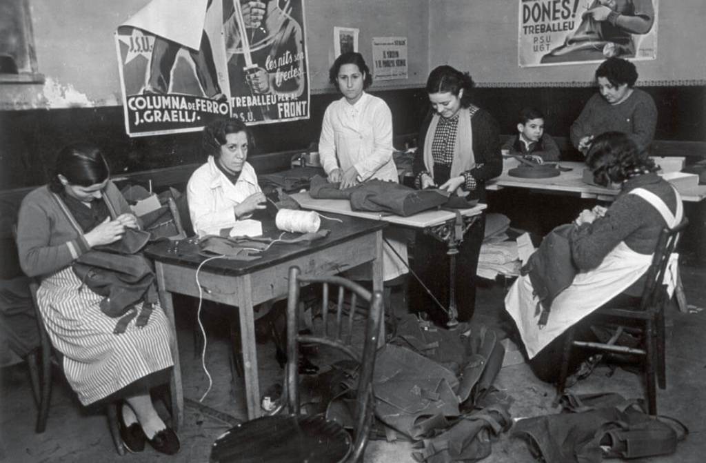 Mujeres cosiendo mochilas para las tropas republicanas