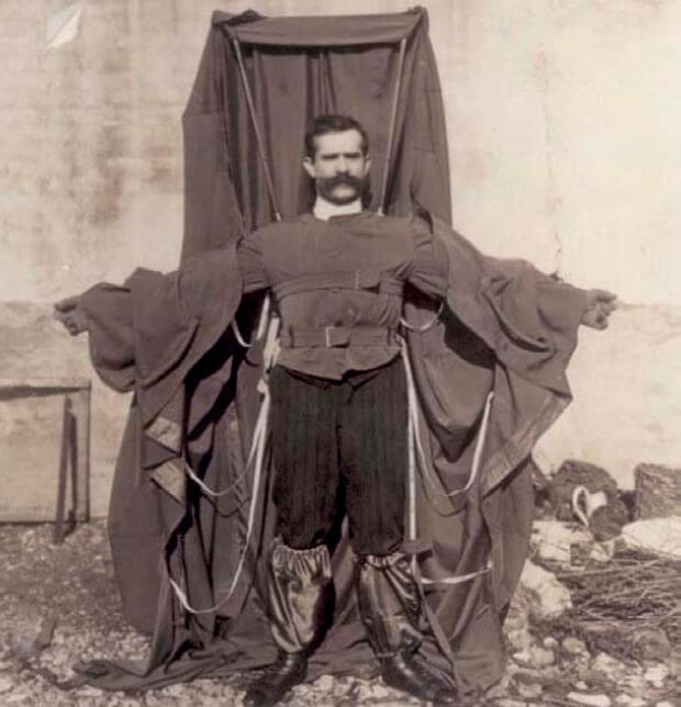 Reichelt con su impermeable-paracaídas