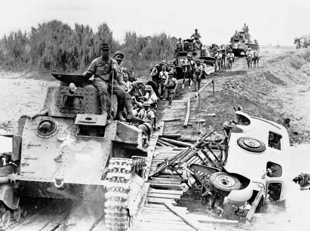 Soldados japones cruzan un puente birmano