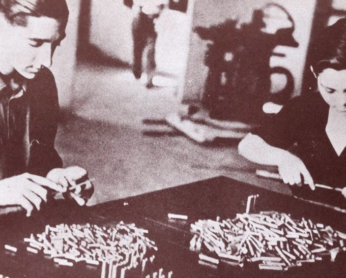Trabajadores de una fábrica de munición republicana en 1937