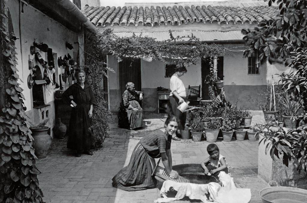 Vida doméstica en un patio de Sevilla en 1910