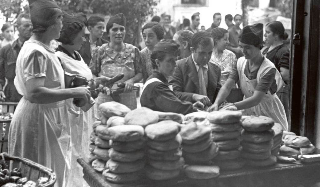 Voluntarias republicanas repartiendo alimentos en Madrid