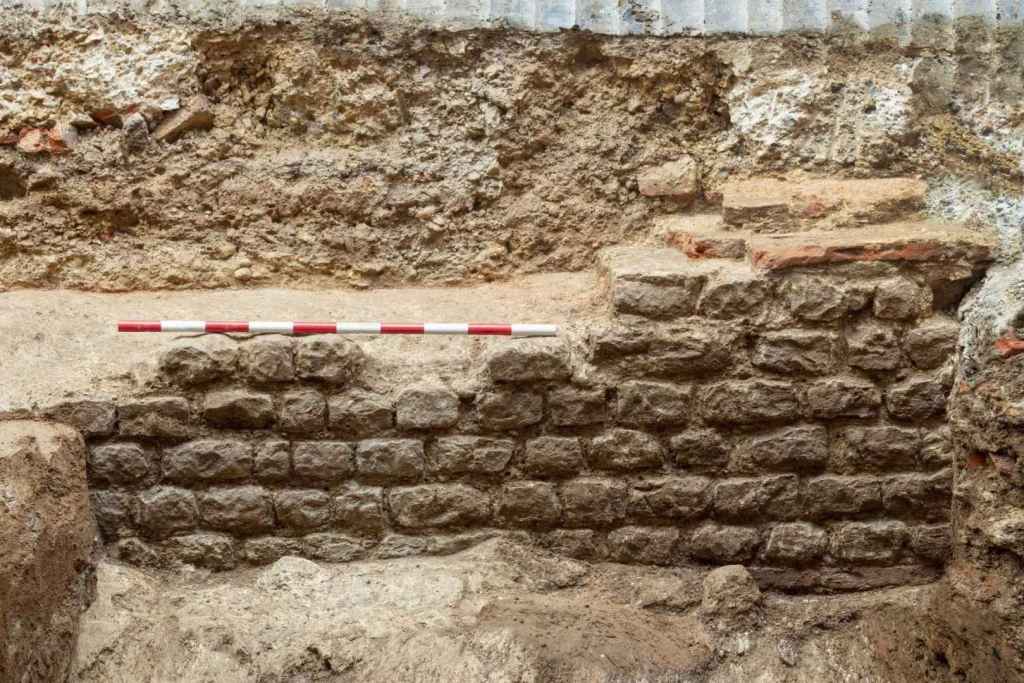 Los restos de una pared de la antigua basílica romana