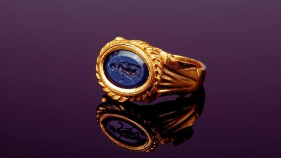 Encuentran un anillo romano de oro con Venus en una antigua calzada de Francia