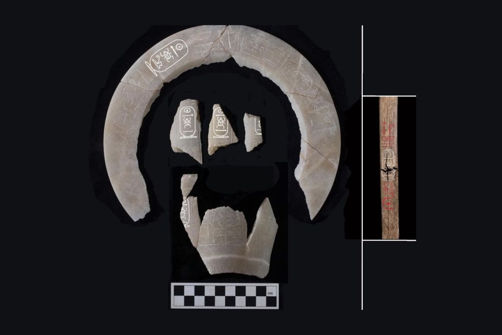 Entre los artefactos hallados en la tumba se encontraron fragmentos de jarras de alabastro con inscripciones que mencionan los nombres de Tutmosis II y su esposa principal, la reina Hatshepsut