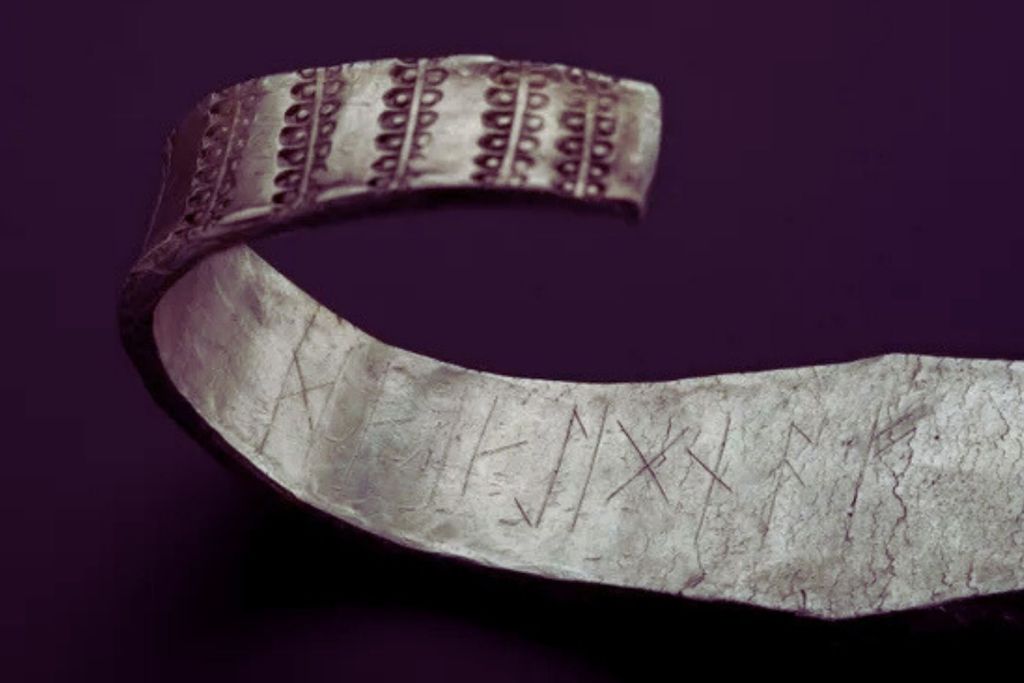 Los investigadores han determinado que la inscripción rúnica corresponde a una variante del inglés antiguo, y su significado probable es "Esta es la riqueza de la comunidad"