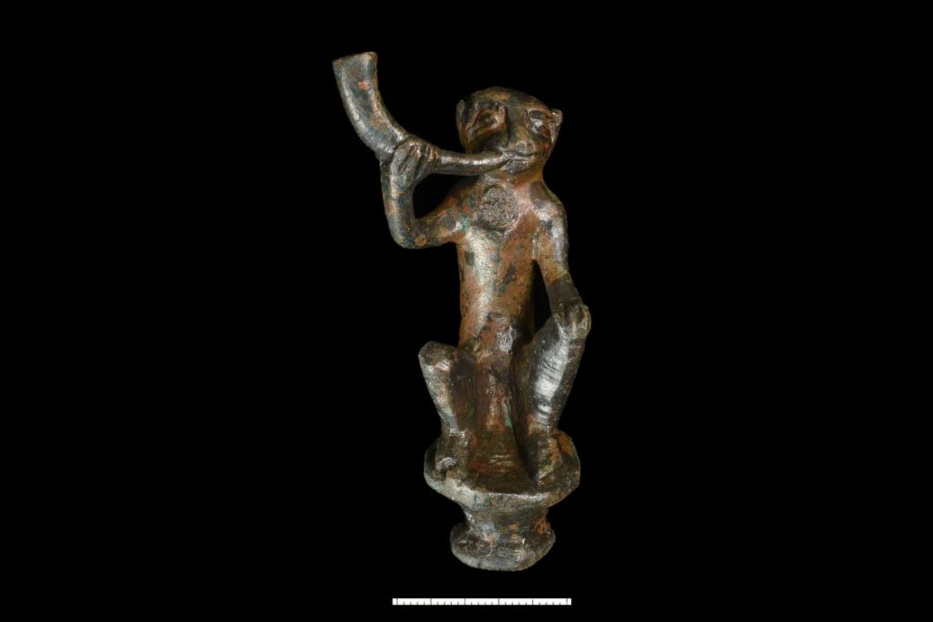 Entre los descubrimientos más enigmáticos destaca una pequeña escultura de mono, de apenas ocho centímetros de altura, elaborada en bronce con plomo