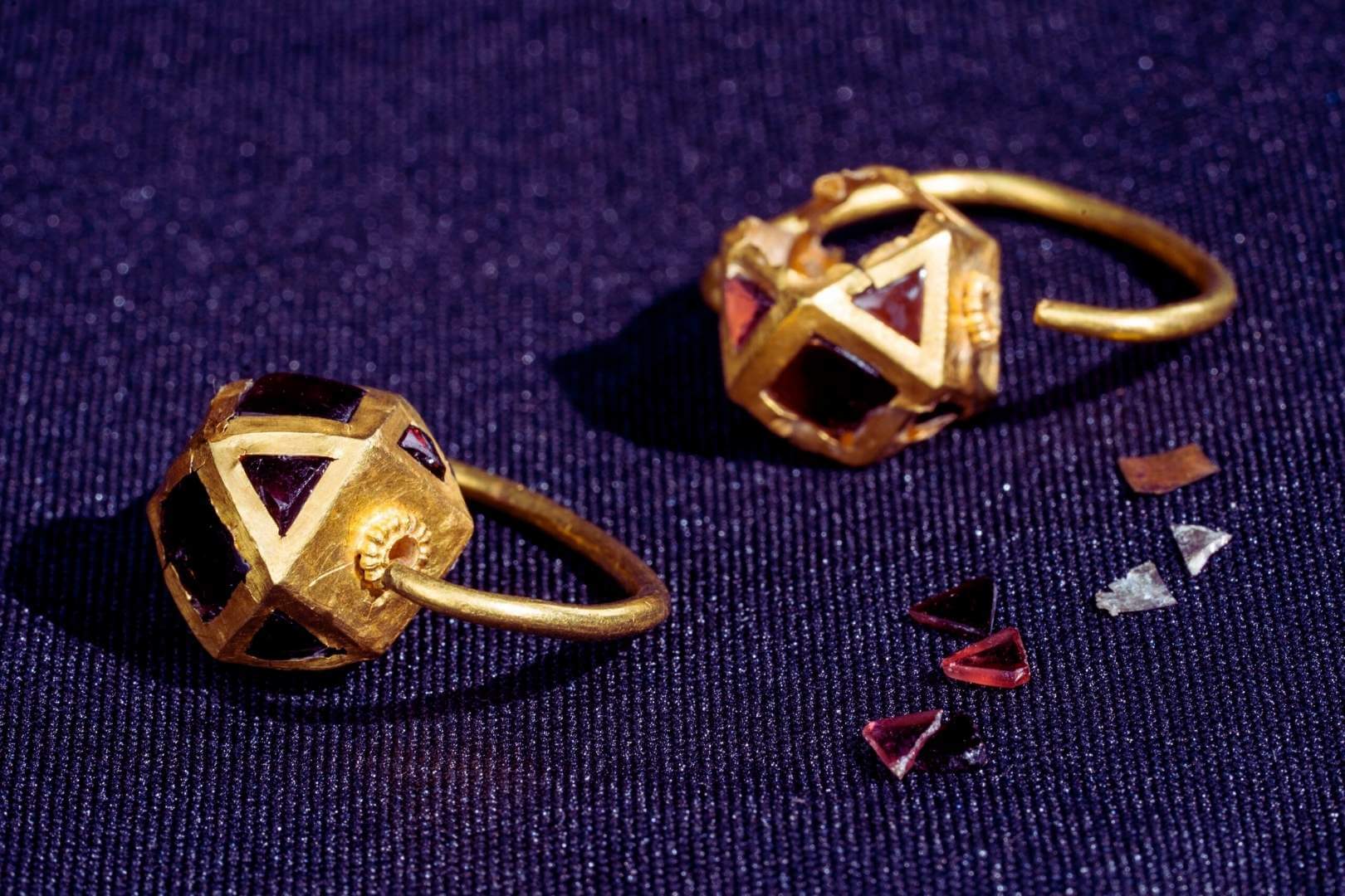 Pendientes elaborados en oro con incrustaciones de granates o cornalinas