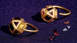 Pendientes elaborados en oro con incrustaciones de granates o cornalinas