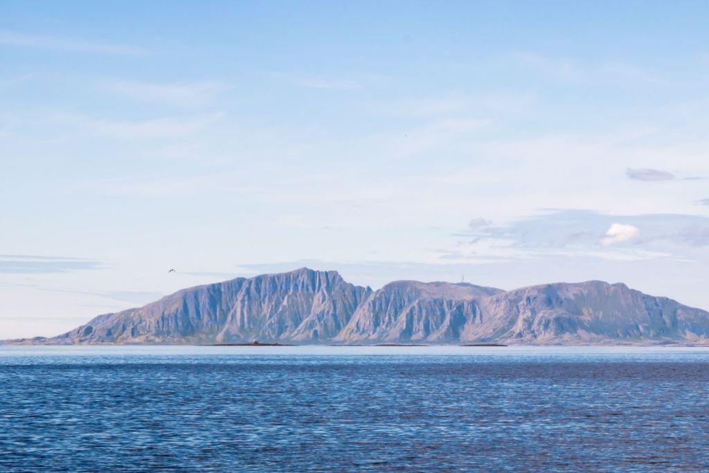 La isla Vega, en la Antártida, fue el lugar donde se encontró por primera vez el fósil de Vegavis iaai, marcando un hito en la investigación sobre la evolución de las aves