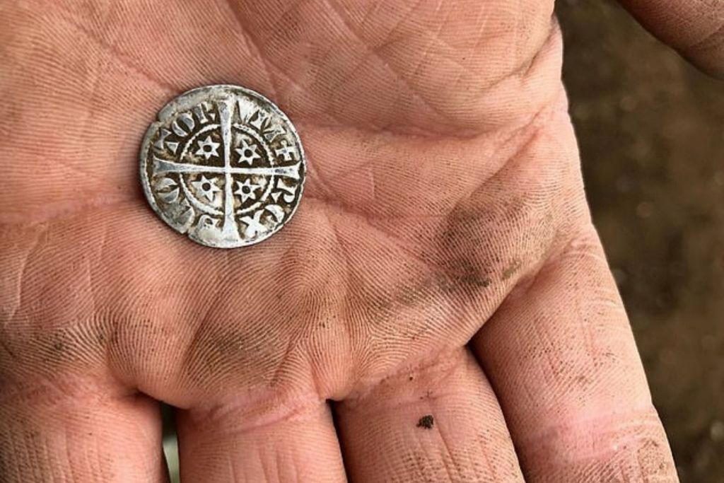 Un ejemplo de una de las monedas medievales encontradas en Inglaterra por un grupo de aficionados