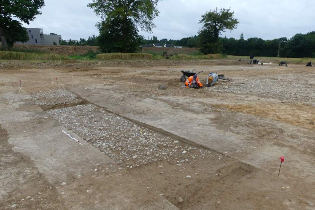 Tramos de la antigua calzada en proceso de excavación