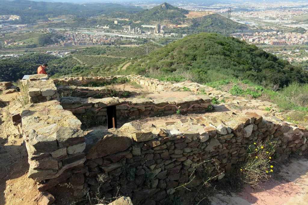 Las ruinas de Puig Castellar, un asentamiento de la Edad del Hierro en Barcelona, donde los investigadores hallaron cráneos humanos que podrían pertenecer a prisioneros de guerra