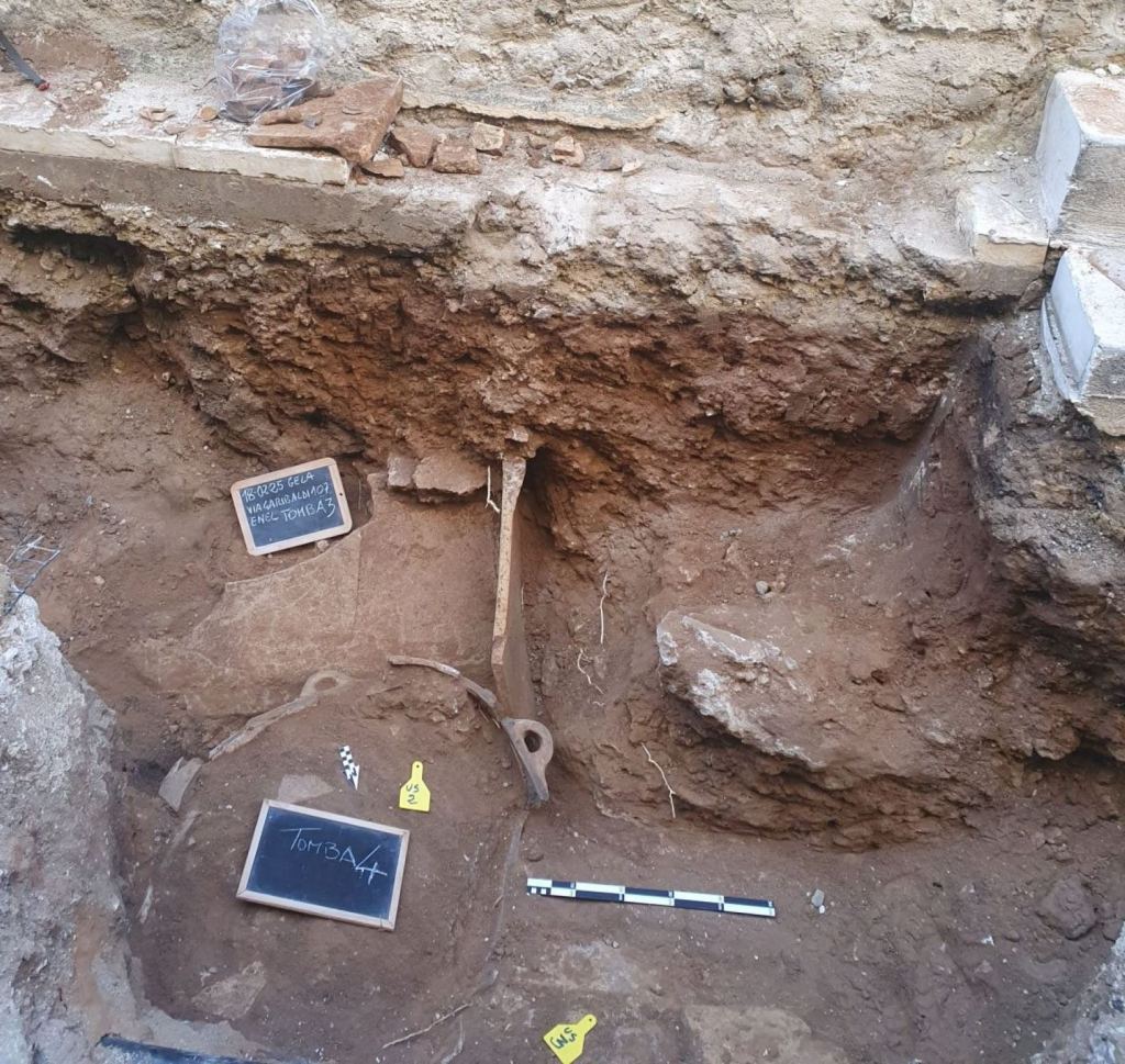 Tumba infantil en Gela