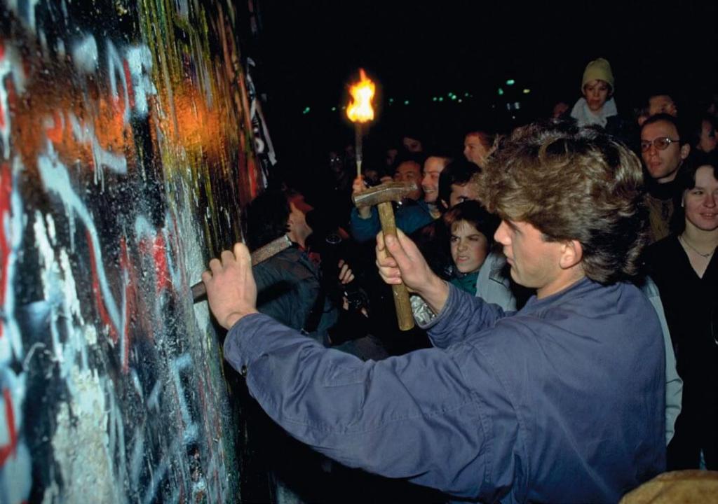Alemanes orientales abriendo boquetes en el Muro de Berlín