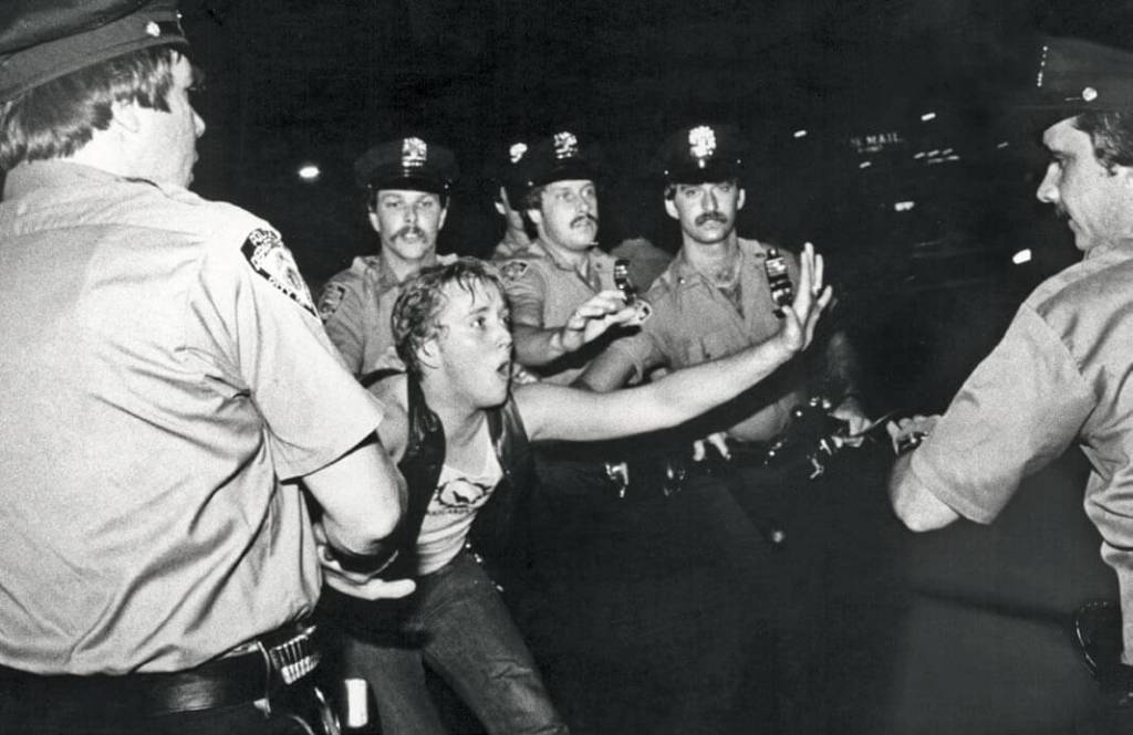 Choque con la policía en el exterior del Stonewall