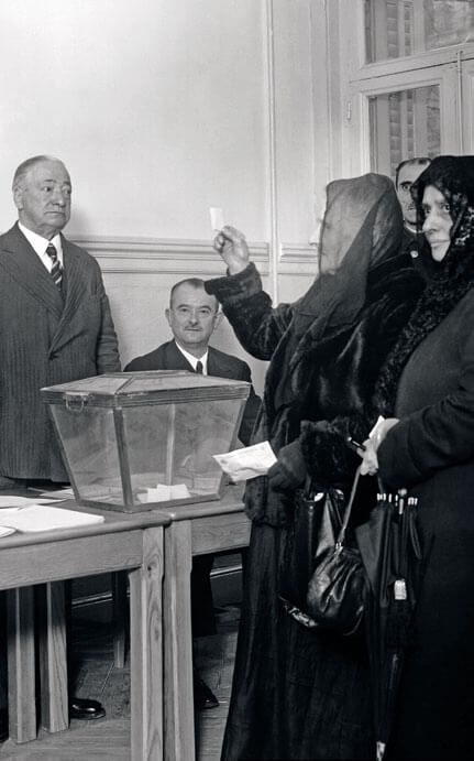 Dos mujeres españolas depositando su voto en noviembre de 1933