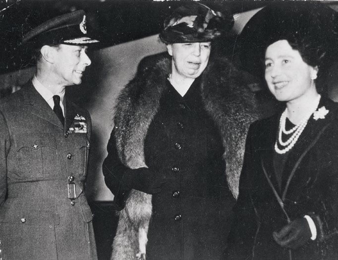 Eleanor Roosevelt entre Jorge IV y la reina Isabel