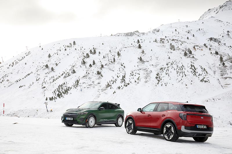 Ford Explorer y el Mustang Mach-E Rally sobre la nieve