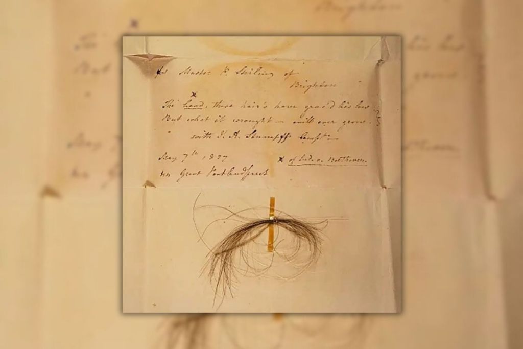 El cabello de Beethoven conservado en una vitrina de crista