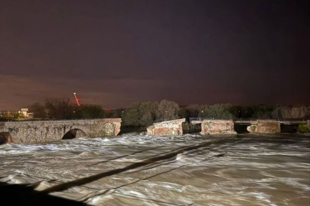 Parte del histórico Puente Viejo de Talavera se viene abajo arrastrado por la fuerza del Tajo tras el azote de la borrasca Martinho