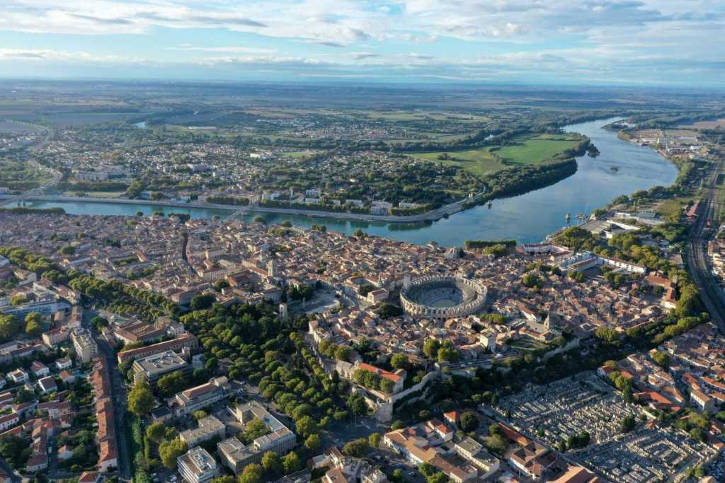 Vista aérea de la región de Arles, junto al río Ródano, en el sur de Francia. Investigadores podrían haber hallado al sur de la ciudad los vestigios de un antiguo canal romano atribuido al tío de Julio César