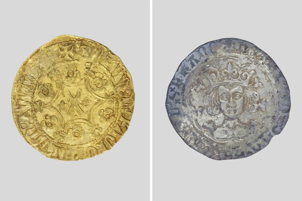 Una moneda de oro escocesa del siglo XV (izquierda) y una moneda de plata con la imagen del rey Enrique VI (derecha), ambas parte del tesoro descubierto