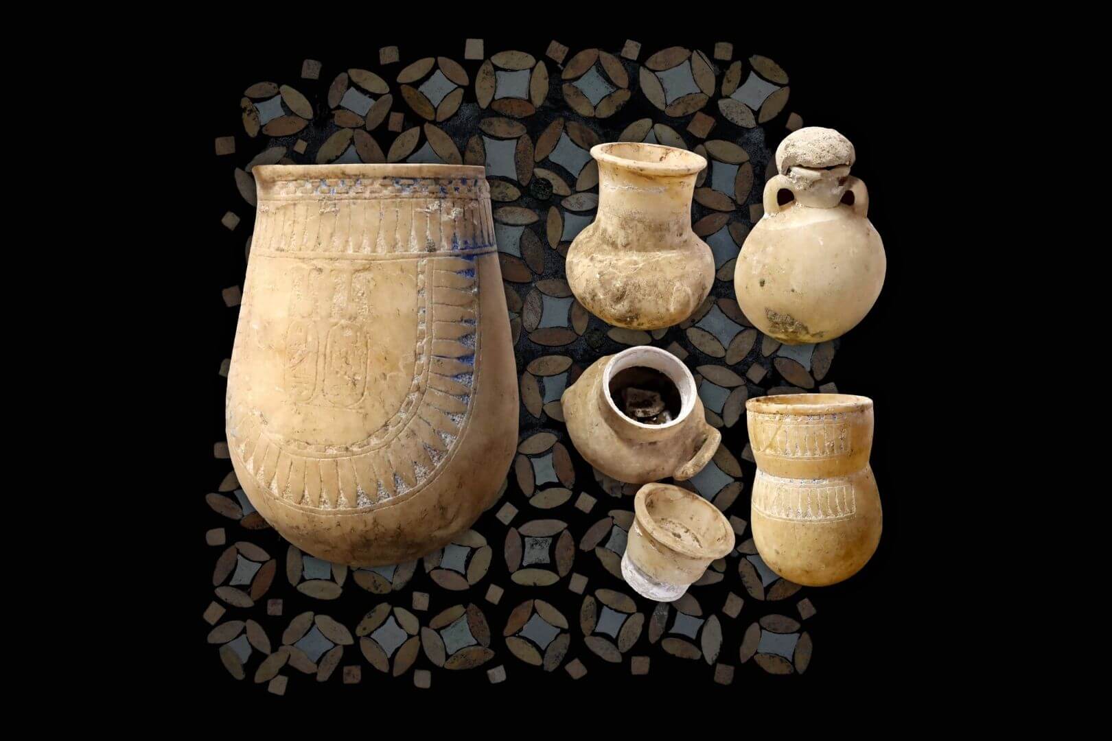 Hallan en Egipto la tumba de un comandante de Ramsés III con un anillo de oro y flechas de guerra