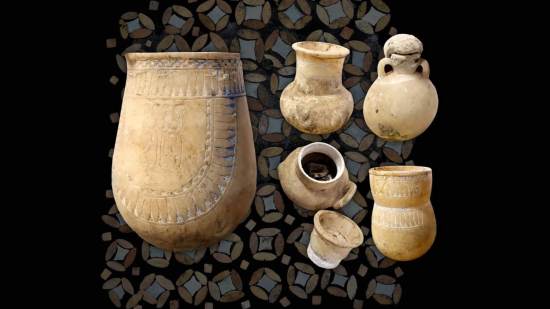 Hallan en Egipto la tumba de un comandante de Ramsés III con un anillo de oro y flechas de guerra