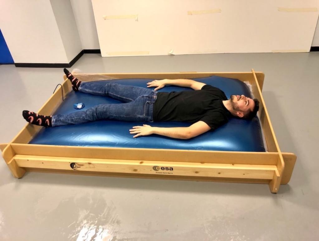 Participante en posición supina en la cama de hiperflotabilidad (HBF por sus siglas en Ingles). Foto: David Marcos Lorenzo.